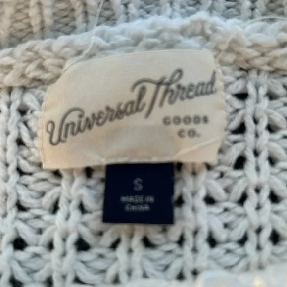 Crocheted short sleeve sweater. Universal Threads. Size small. Soft and comfy - Picture 6 of 9